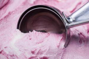 Scoop with strawberry ice cream